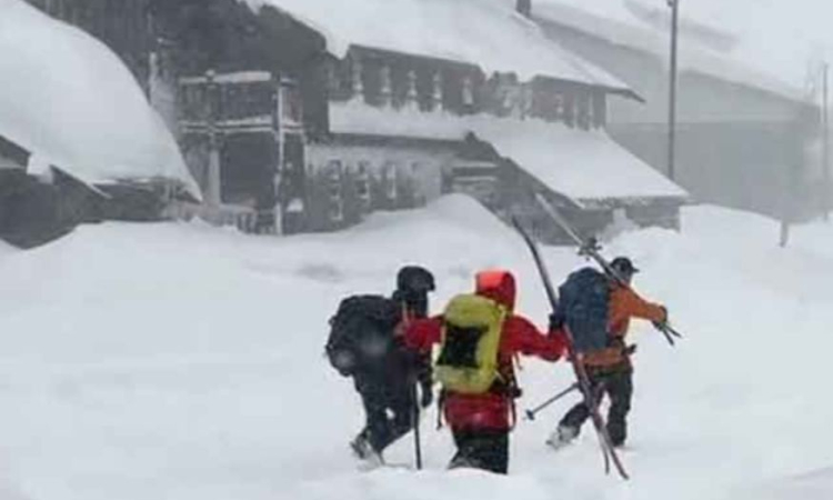  කැලිෆෝනියාවේ හිම මත ලිස්සා ගිය 10ක් අතුරුදන්